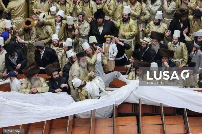 Judeus ultraortodoxos celebram o feriado judaico de Purim no bairro de Mea Shearim, em Jerusalém. Purim celebra a salvação dos judeus do genocídio na antiga Pérsia, conforme relatado no Pergaminho de Ester, e é um feriado de celebrações alegres, com fantasias e bebidas alcoólicas em público. 