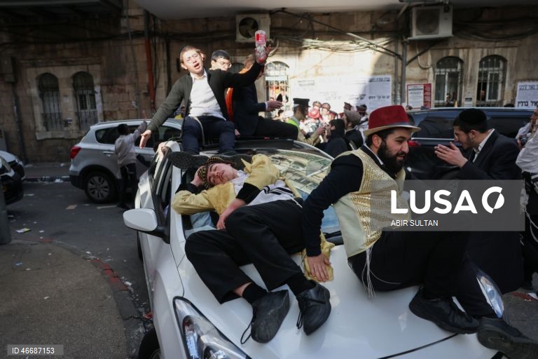 Judeus ultraortodoxos celebram o feriado judaico de Purim no bairro de Mea Shearim, em Jerusalém. Purim celebra a salvação dos judeus do genocídio na antiga Pérsia, conforme relatado no Pergaminho de Ester, e é um feriado de celebrações alegres, com fantasias e bebidas alcoólicas em público. 