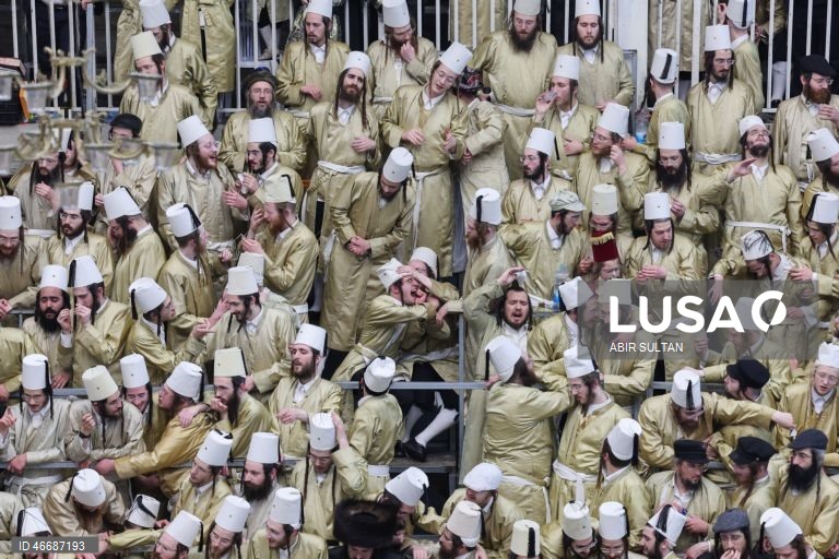 Judeus ultraortodoxos celebram o feriado judaico de Purim no bairro de Mea Shearim, em Jerusalém. Purim celebra a salvação dos judeus do genocídio na antiga Pérsia, conforme relatado no Pergaminho de Ester, e é um feriado de celebrações alegres, com fantasias e bebidas alcoólicas em público. 