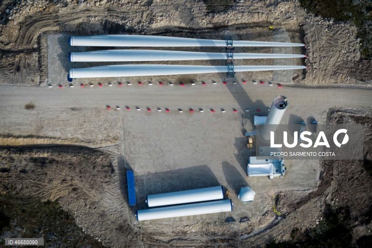 Obra da construção do Parque Eólico do Tâmega, em Salto, Montalegre, 04 de março de 2026. O Parque Eólico do Tâmega começa a produzir energia em junho, permitindo à Iberdrola combinar energia eólica e hídrica, num projeto considerado “pioneiro” e que funcionará em ligação com as barragens do Sistema Eletroprodutor do Tâmega. (ACOMPANHA TEXTO DA LUSA DO DIA 05 DE MARÇO DE 2026). PEDRO SARMENTO COSTA/LUSA