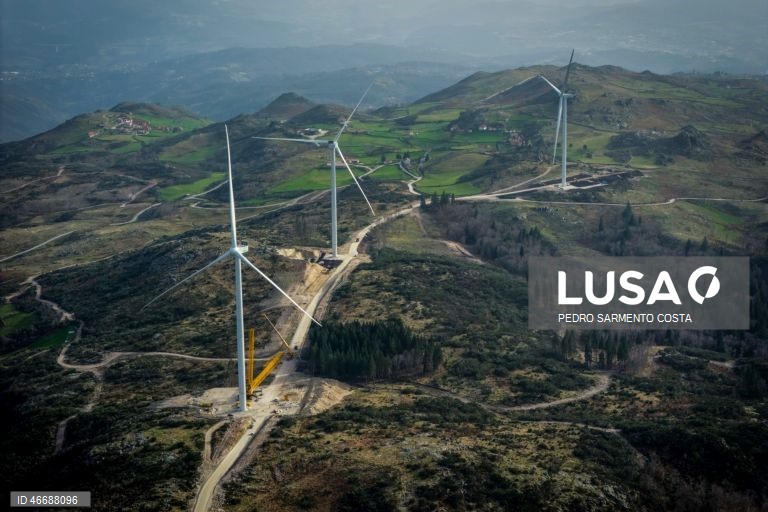 Obra da construção do Parque Eólico do Tâmega, em Salto, Montalegre, 04 de março de 2026. O Parque Eólico do Tâmega começa a produzir energia em junho, permitindo à Iberdrola combinar energia eólica e hídrica, num projeto considerado “pioneiro” e que funcionará em ligação com as barragens do Sistema Eletroprodutor do Tâmega. (ACOMPANHA TEXTO DA LUSA DO DIA 05 DE MARÇO DE 2026). PEDRO SARMENTO COSTA/LUSA