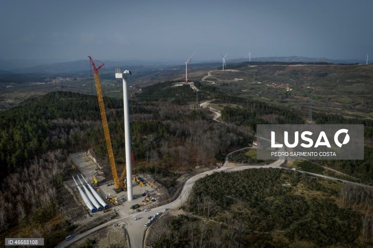 Obra da construção do Parque Eólico do Tâmega, em Salto, Montalegre, 04 de março de 2026. O Parque Eólico do Tâmega começa a produzir energia em junho, permitindo à Iberdrola combinar energia eólica e hídrica, num projeto considerado “pioneiro” e que funcionará em ligação com as barragens do Sistema Eletroprodutor do Tâmega. (ACOMPANHA TEXTO DA LUSA DO DIA 05 DE MARÇO DE 2026). PEDRO SARMENTO COSTA/LUSA