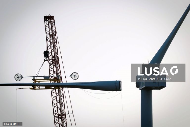 Colocação das pás de 85 metros dos aerogeradores, que estão a ser instalados no Parque Eólico do Tâmega, em Salto, Montalegre, 04 de março de 2026. O Parque Eólico do Tâmega começa a produzir energia em junho, permitindo à Iberdrola combinar energia eólica e hídrica, num projeto considerado “pioneiro” e que funcionará em ligação com as barragens do Sistema Eletroprodutor do Tâmega. (ACOMPANHA TEXTO DA LUSA DO DIA 05 DE MARÇO DE 2026). PEDRO SARMENTO COSTA/LUSA