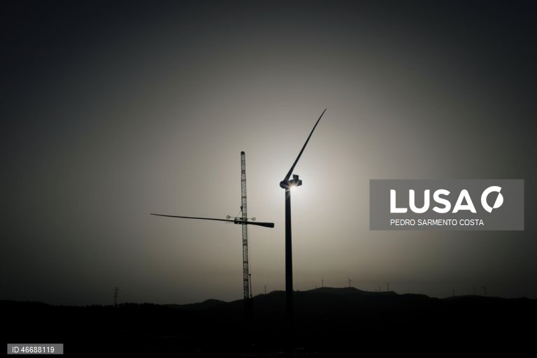 Colocação das pás de 85 metros dos aerogeradores, que estão a ser instalados no Parque Eólico do Tâmega, em Salto, Montalegre, 04 de março de 2026. O Parque Eólico do Tâmega começa a produzir energia em junho, permitindo à Iberdrola combinar energia eólica e hídrica, num projeto considerado “pioneiro” e que funcionará em ligação com as barragens do Sistema Eletroprodutor do Tâmega. (ACOMPANHA TEXTO DA LUSA DO DIA 05 DE MARÇO DE 2026). PEDRO SARMENTO COSTA/LUSA