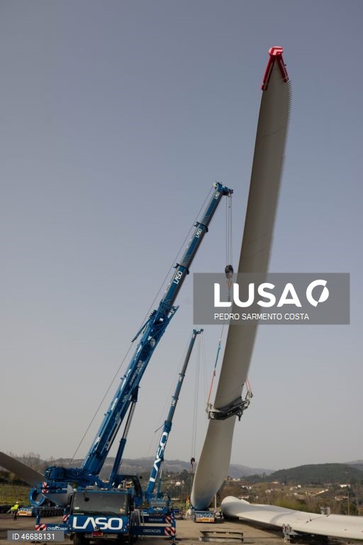 Chegada de uma das pás de 85 metros dos aerogeradores, que estão a ser instalados no Parque Eólico do Tâmega, que está a ser feito com recurso a um “blade lifter”, sistema que permite contornar curvas apertadas e inclinações, em Salto, Montalegre, 04 de março de 2026. ACOMPANHA TEXTO DA LUSA DO DIA 05 DE MARÇO DE 2026). PEDRO SARMENTO COSTA/LUSA