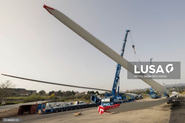 Chegada de uma das pás de 85 metros dos aerogeradores, que estão a ser instalados no Parque Eólico do Tâmega, que está a ser feito com recurso a um “blade lifter”, sistema que permite contornar curvas apertadas e inclinações, em Salto, Montalegre, 04 de março de 2026. ACOMPANHA TEXTO DA LUSA DO DIA 05 DE MARÇO DE 2026). PEDRO SARMENTO COSTA/LUSA