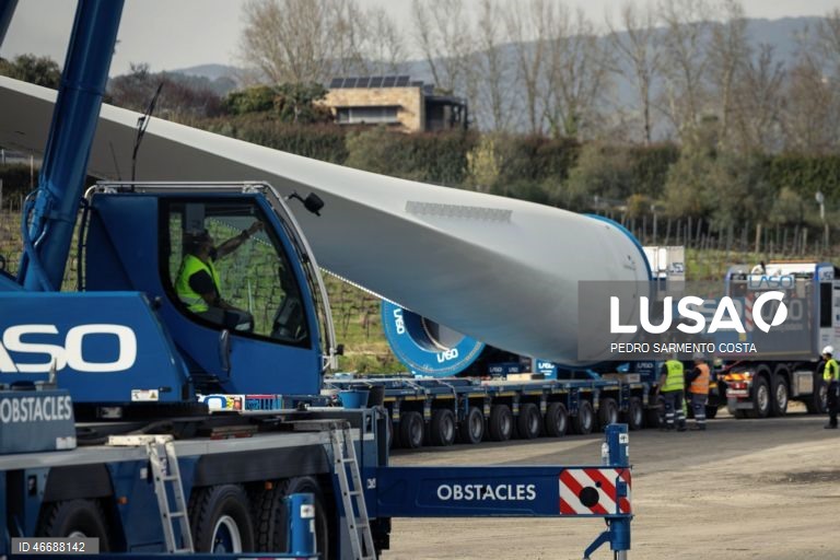 Chegada de uma das pás de 85 metros dos aerogeradores, que estão a ser instalados no Parque Eólico do Tâmega, que está a ser feito com recurso a um “blade lifter”, sistema que permite contornar curvas apertadas e inclinações, em Salto, Montalegre, 04 de março de 2026. ACOMPANHA TEXTO DA LUSA DO DIA 05 DE MARÇO DE 2026). PEDRO SARMENTO COSTA/LUSA