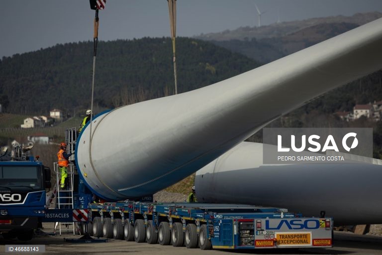 Chegada de uma das pás de 85 metros dos aerogeradores, que estão a ser instalados no Parque Eólico do Tâmega, que está a ser feito com recurso a um “blade lifter”, sistema que permite contornar curvas apertadas e inclinações, em Salto, Montalegre, 04 de março de 2026. ACOMPANHA TEXTO DA LUSA DO DIA 05 DE MARÇO DE 2026). PEDRO SARMENTO COSTA/LUSA