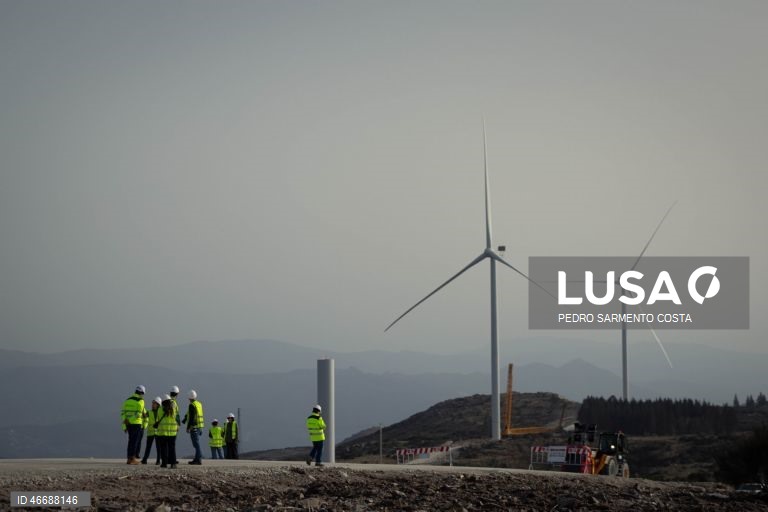 Obra da construção do Parque Eólico do Tâmega, em Salto, Montalegre, 04 de março de 2026. O Parque Eólico do Tâmega começa a produzir energia em junho, permitindo à Iberdrola combinar energia eólica e hídrica, num projeto considerado “pioneiro” e que funcionará em ligação com as barragens do Sistema Eletroprodutor do Tâmega. (ACOMPANHA TEXTO DA LUSA DO DIA 05 DE MARÇO DE 2026). PEDRO SARMENTO COSTA/LUSA