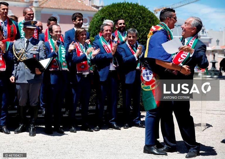 (5 de 30) Conjunto de fotografias dos dez anos de Presidência da República de Marcelo Rebelo de Sousa - O Presidente da República, Marcelo Rebelo de Sousa (D), abraça o capitão da seleção nacional de futebol, Cristiano Ronaldo, após a conquista do Campeonato Europeu em França, numa final ganha à seleção da França, durante uma cerimónia no Palácio de Belém, em Lisboa, 11 de julho de 2017. TIAGO PETINGA/LUSA