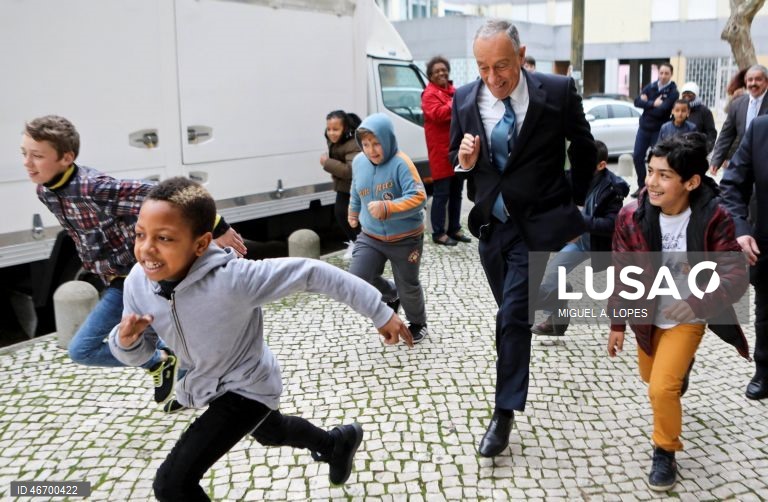 (6 de 30) Conjunto de fotografias dos dez anos de Presidência da República de Marcelo Rebelo de Sousa - O Presidente da República, Marcelo Rebelo de Sousa (2-D), corre com crianças, após ter almoçado com um casal ex-sem-abrigo, no Bairro da Horta Nova, em Lisboa, 03 de fevereiro de 2017. MIGUEL A. LOPES/LUSA