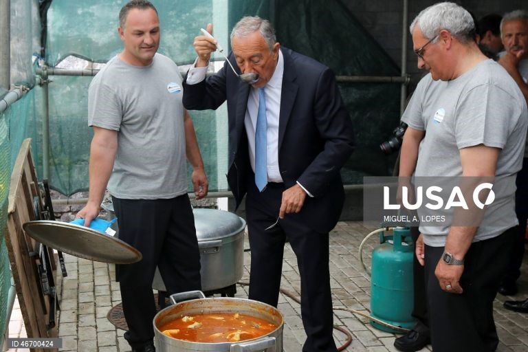 (8 de 30) Conjunto de fotografias dos dez anos de Presidência da República de Marcelo Rebelo de Sousa - O Presidente da República, Marcelo Rebelo de Sousa (C), prova o tradicional "Molho à Pescador" antes de um almoço com pescadores e forças vivas da Ilha Graciosa nos Açores, 04 de junho de 2017. MIGUEL A.LOPES/LUSA