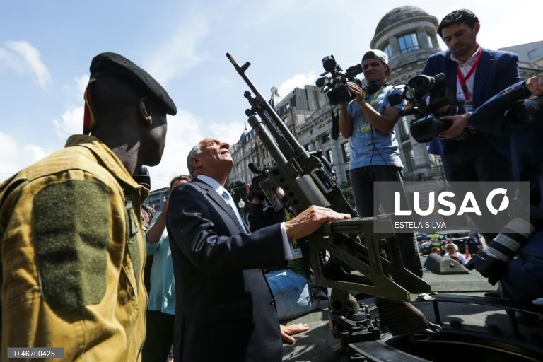 (09 de 30) Conjunto de fotografias dos dez anos de Presidência da República de Marcelo Rebelo de Sousa - O Presidente da República, Marcelo Rebelo de Sousa (2-E), observa uma arma, durante as comemorações do 10 de Junho - Dia de Portugal, de Camões e das Comunidades Portuguesas - na Avenida dos Aliados, no Porto, 09 de junho de 2017. ESTELA SILVA/LUSA