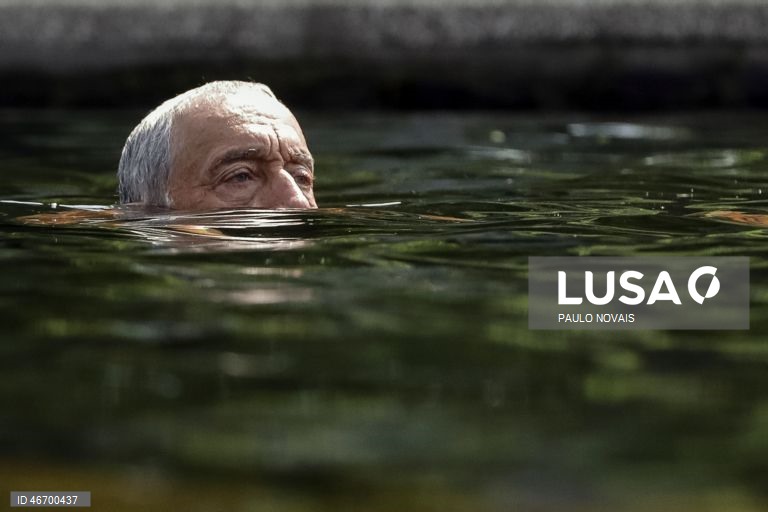 (15 de 30) Conjunto de fotografias dos dez anos de Presidência da República de Marcelo Rebelo de Sousa - O Presidente da República, Marcelo Rebelo de Sousa, mergulha na Praia do Mosteiro, onde se encontra de férias a percorrer a zona afetada pelos incêndios de 2017, em Pedrógão Grande, 29 de agosto de 2018. PAULO NOVAIS/LUSA