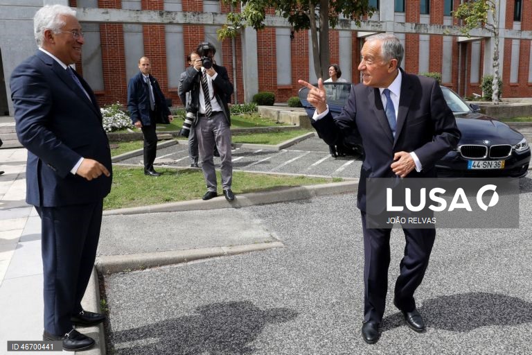(17 de 30) Conjunto de fotografias dos dez anos de Presidência da República de Marcelo Rebelo de Sousa - O Presidente da República, Marcelo Rebelo de Sousa (D), despede-se do primeiro-ministro, António Costa (E), no final da III sessão de apresentação da “Situação epidemiológica da Covid-19 em Portugal”, na sede do Infarmed, em Lisboa, 07 de abril de 2020. JOÃO RELVAS/LUSA