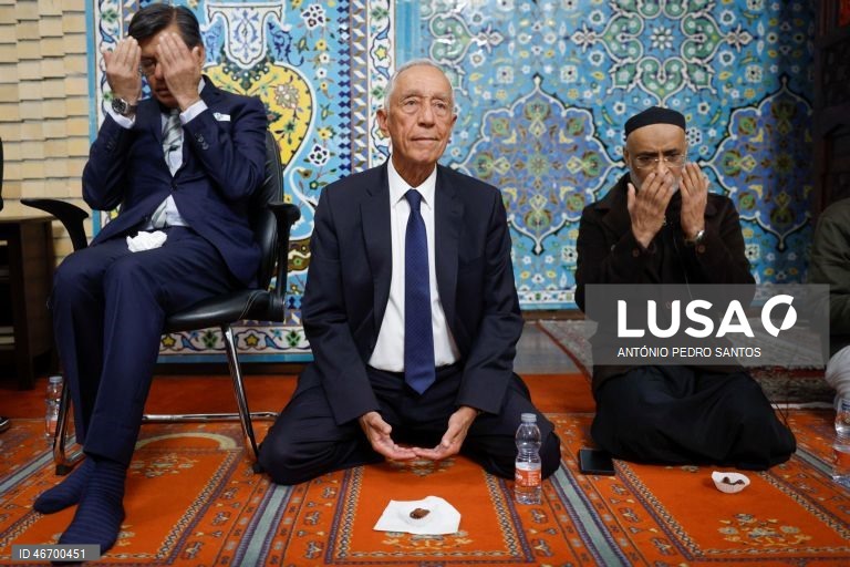 (22 de 30) Conjunto de fotografias dos dez anos de Presidência da República de Marcelo Rebelo de Sousa - O Presidente da República, Marcelo Rebelo de Sousa (C), ladeado pelo sheik, David Munir (D), durante uma visita à Mesquita Central de Lisboa, por ocasião do Iftar (quebra do jejum diário durante o Ramadão), em Lisboa, 14 de abril de 2023. ANTÓNIO PEDRO SANTOS/LUSA