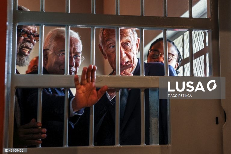 (23 de 30) Conjunto de fotografias dos dez anos de Presidência da República de Marcelo Rebelo de Sousa - O Presidente da República, Marcelo Rebelo de Sousa (2-D), acompanhado pelo primeiro-ministro, António Costa (2-E), durante uma visita ao Museu do Apartheid, em Joanesburgo, África do Sul, 07 de junho de 2023.  TIAGO PETINGA/LUSA
