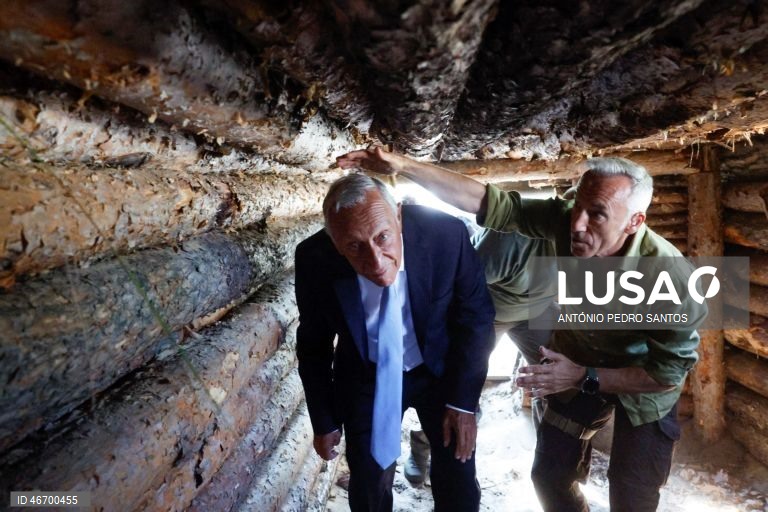 (25 de 30) Conjunto de fotografias dos dez anos de Presidência da República de Marcelo Rebelo de Sousa - O Presidente da República, Marcelo Rebelo de Sousa (E), acompanhado por um elemento da sua segurança pessoal, visita uma trincheira, em Moschun, Ucrânia, 23 de agosto de 2023. ANTÓNIO PEDRO SANTOS/LUSA