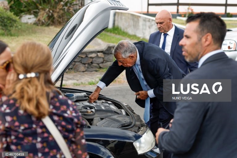 (29 de 30) Conjunto de fotografias dos dez anos de Presidência da República de Marcelo Rebelo de Sousa - O Presidente da República, Marcelo Rebelo de Sousa (C), observa o motor do carro que o transporta, após este ter começado a libertar fumo, no âmbito de uma visita à região autónoma dos Açores, ilha de Santa Maria, 03 de agosto de 2025. NUNO VEIGA/LUSA