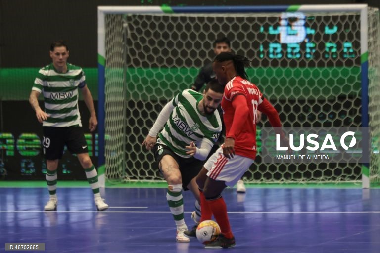 O Sporting garantiu hoje a sua sexta presença consecutiva na ‘final four’ da Liga dos Campeões de futsal impondo-se ao Benfica por 7-4, na segunda mão dos quartos de final, recuperando da derrota averbada na casa dos campeões nacionais.
