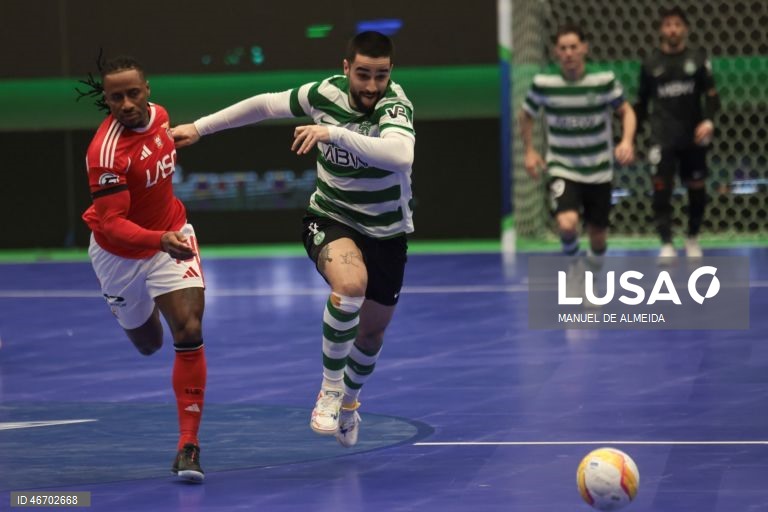 O Sporting garantiu hoje a sua sexta presença consecutiva na ‘final four’ da Liga dos Campeões de futsal impondo-se ao Benfica por 7-4, na segunda mão dos quartos de final, recuperando da derrota averbada na casa dos campeões nacionais.