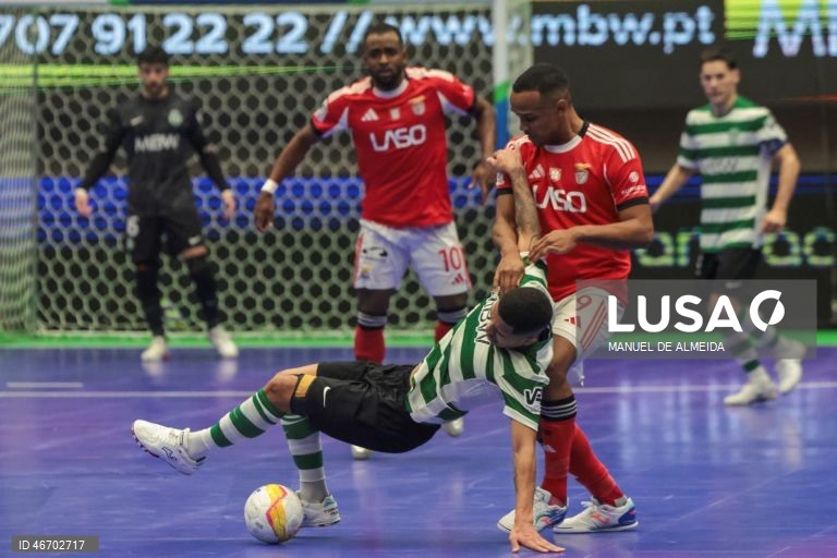 O Sporting garantiu hoje a sua sexta presença consecutiva na ‘final four’ da Liga dos Campeões de futsal impondo-se ao Benfica por 7-4, na segunda mão dos quartos de final, recuperando da derrota averbada na casa dos campeões nacionais.