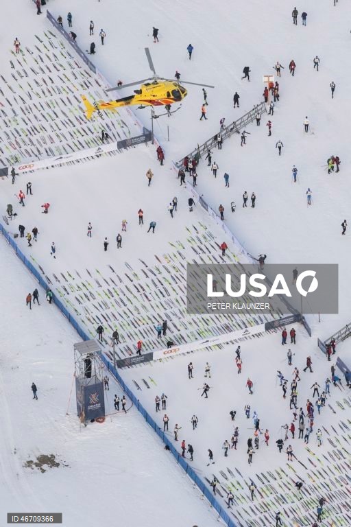 Esquiadores competem na 56.ª maratona anual de esqui Engadin, de Maloja a S-Chanf, em Maloja, Suíça.