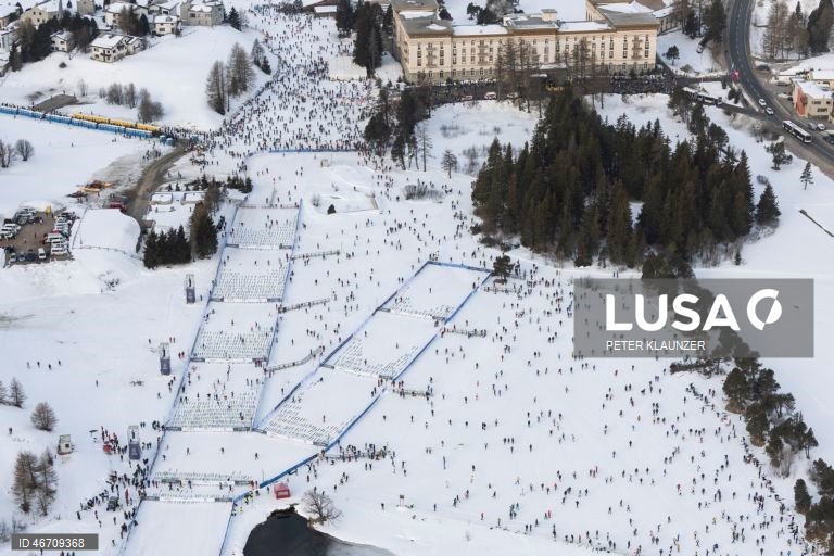 Esquiadores competem na 56.ª maratona anual de esqui Engadin, de Maloja a S-Chanf, em Maloja, Suíça.