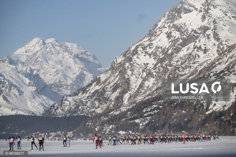 Esquiadores competem na 56.ª maratona anual de esqui Engadin, de Maloja a S-Chanf, em Maloja, Suíça.