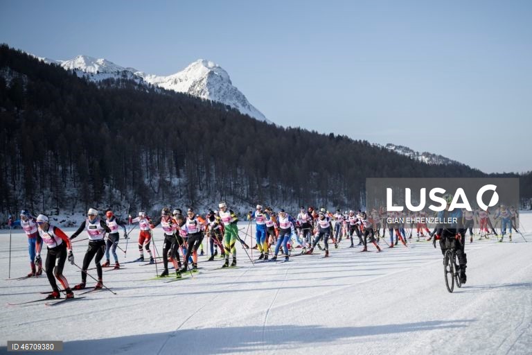 Esquiadores competem na 56.ª maratona anual de esqui Engadin, de Maloja a S-Chanf, em Maloja, Suíça.