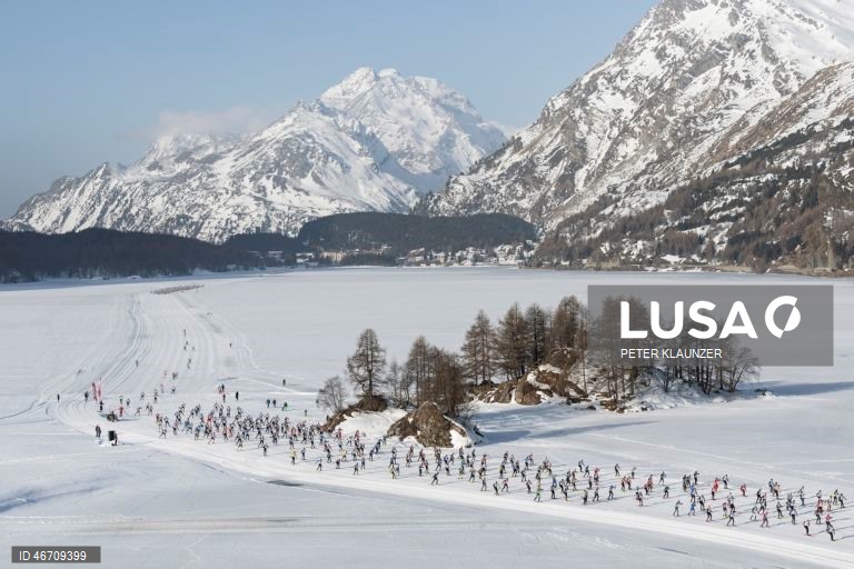 Esquiadores competem na 56.ª maratona anual de esqui Engadin, de Maloja a S-Chanf, em Maloja, Suíça.