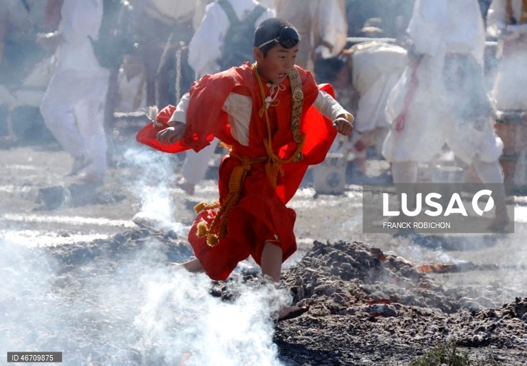 Festival anual de caminhada sobre brasas do templo Takao-san Yakuo-in em Hachioji, subúrbios de Tóquio, Japão. Monges e mil fiéis participaram no festival de caminhada sobre brasas, ou Hiwatari matsuri, rezando por proteção contra doenças, segurança na família e paz no mundo.