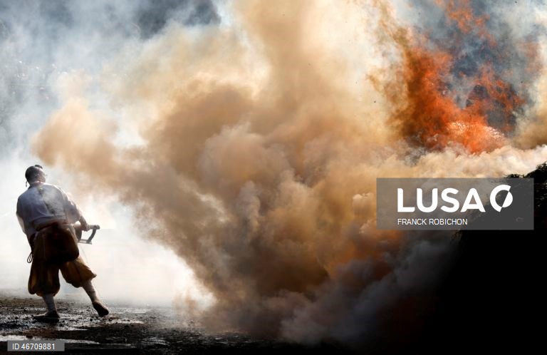 Festival anual de caminhada sobre brasas do templo Takao-san Yakuo-in em Hachioji, subúrbios de Tóquio, Japão. Monges e mil fiéis participaram no festival de caminhada sobre brasas, ou Hiwatari matsuri, rezando por proteção contra doenças, segurança na família e paz no mundo.