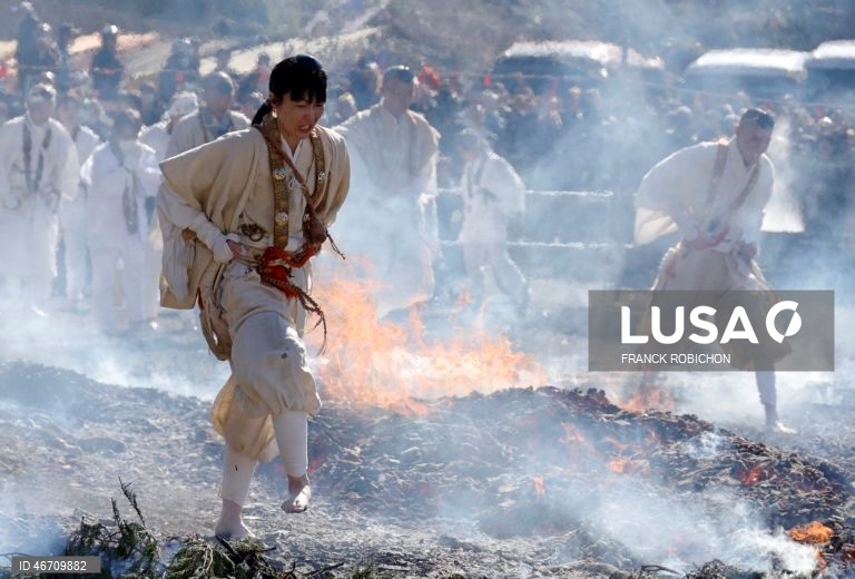Festival anual de caminhada sobre brasas do templo Takao-san Yakuo-in em Hachioji, subúrbios de Tóquio, Japão. Monges e mil fiéis participaram no festival de caminhada sobre brasas, ou Hiwatari matsuri, rezando por proteção contra doenças, segurança na família e paz no mundo.