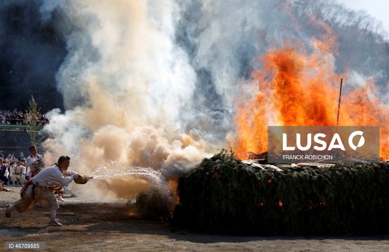 Festival anual de caminhada sobre brasas do templo Takao-san Yakuo-in em Hachioji, subúrbios de Tóquio, Japão. Monges e mil fiéis participaram no festival de caminhada sobre brasas, ou Hiwatari matsuri, rezando por proteção contra doenças, segurança na família e paz no mundo.