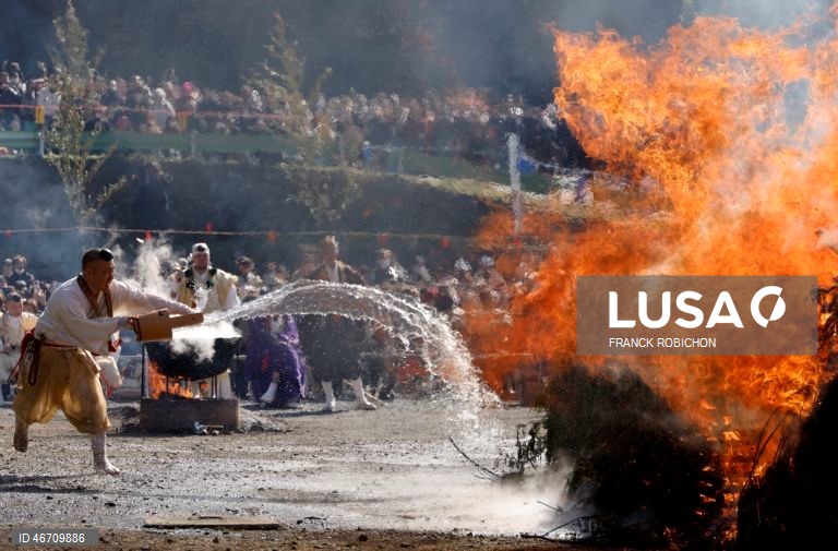Festival anual de caminhada sobre brasas do templo Takao-san Yakuo-in em Hachioji, subúrbios de Tóquio, Japão. Monges e mil fiéis participaram no festival de caminhada sobre brasas, ou Hiwatari matsuri, rezando por proteção contra doenças, segurança na família e paz no mundo.