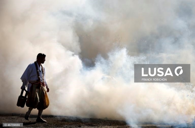 Festival anual de caminhada sobre brasas do templo Takao-san Yakuo-in em Hachioji, subúrbios de Tóquio, Japão. Monges e mil fiéis participaram no festival de caminhada sobre brasas, ou Hiwatari matsuri, rezando por proteção contra doenças, segurança na família e paz no mundo.
