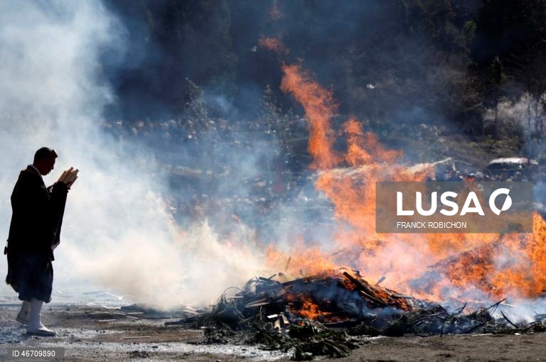 Festival anual de caminhada sobre brasas do templo Takao-san Yakuo-in em Hachioji, subúrbios de Tóquio, Japão. Monges e mil fiéis participaram no festival de caminhada sobre brasas, ou Hiwatari matsuri, rezando por proteção contra doenças, segurança na família e paz no mundo.