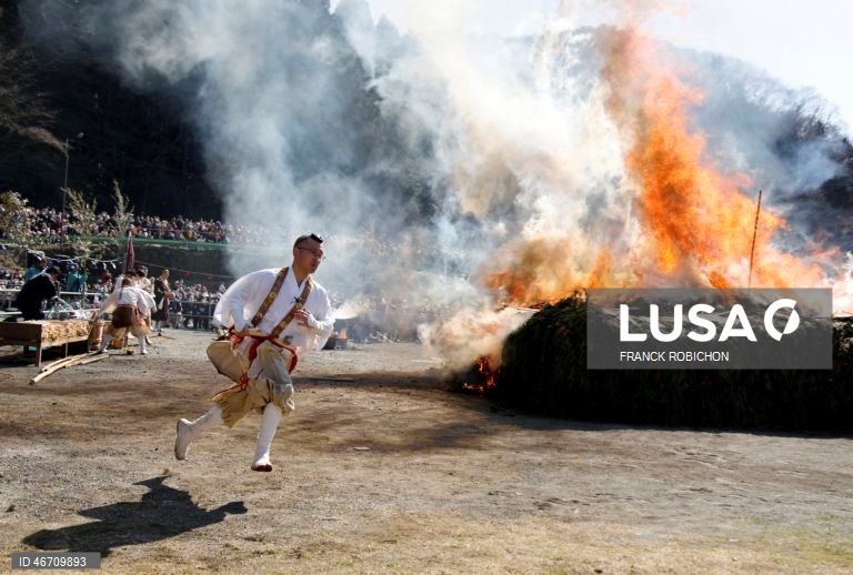 Festival anual de caminhada sobre brasas do templo Takao-san Yakuo-in em Hachioji, subúrbios de Tóquio, Japão. Monges e mil fiéis participaram no festival de caminhada sobre brasas, ou Hiwatari matsuri, rezando por proteção contra doenças, segurança na família e paz no mundo.