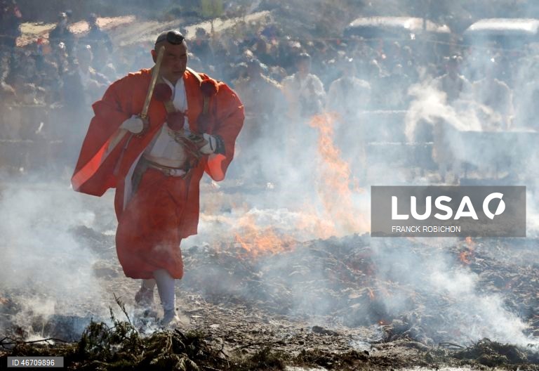 Festival anual de caminhada sobre brasas do templo Takao-san Yakuo-in em Hachioji, subúrbios de Tóquio, Japão. Monges e mil fiéis participaram no festival de caminhada sobre brasas, ou Hiwatari matsuri, rezando por proteção contra doenças, segurança na família e paz no mundo.