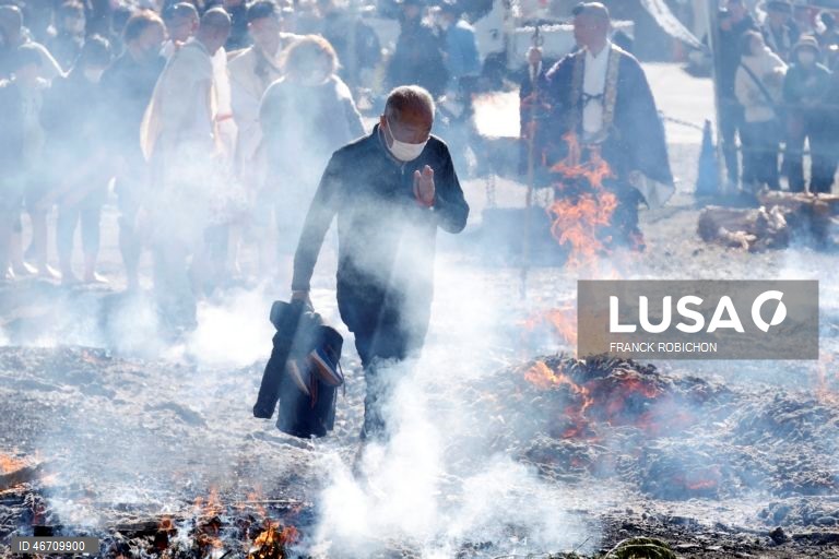 Festival anual de caminhada sobre brasas do templo Takao-san Yakuo-in em Hachioji, subúrbios de Tóquio, Japão. Monges e mil fiéis participaram no festival de caminhada sobre brasas, ou Hiwatari matsuri, rezando por proteção contra doenças, segurança na família e paz no mundo.
