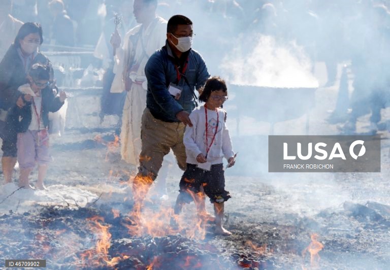 Festival anual de caminhada sobre brasas do templo Takao-san Yakuo-in em Hachioji, subúrbios de Tóquio, Japão. Monges e mil fiéis participaram no festival de caminhada sobre brasas, ou Hiwatari matsuri, rezando por proteção contra doenças, segurança na família e paz no mundo.