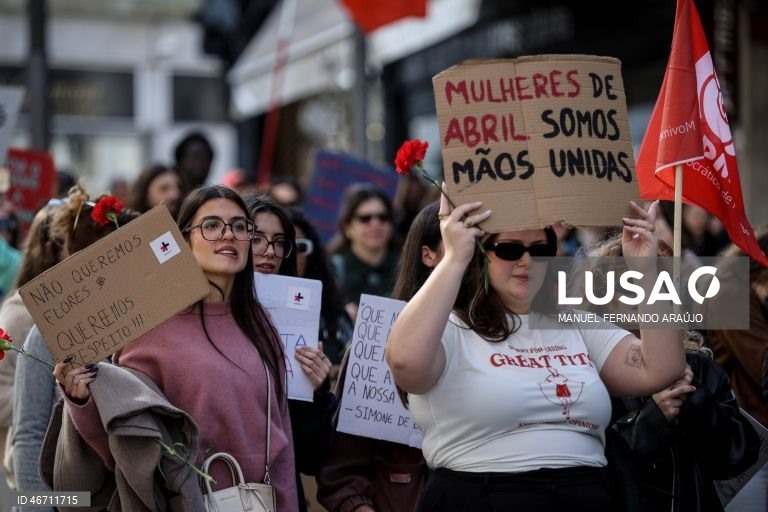 Participantes na Manifestação Nacional de Mulheres, promovida pelo Movimento Democrático de Mulheres e sob o lema “Vida com dignidade. Direitos com igualdade”, no Porto, 08 de março de 2026. MANUEL FERNANDO ARAÚJO/LUSA