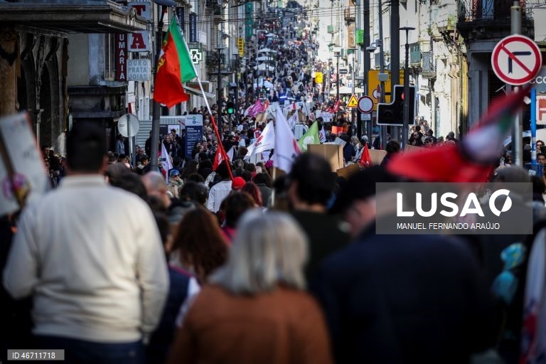 Participantes na Manifestação Nacional de Mulheres, promovida pelo Movimento Democrático de Mulheres e sob o lema “Vida com dignidade. Direitos com igualdade”, no Porto, 08 de março de 2026. MANUEL FERNANDO ARAÚJO/LUSA