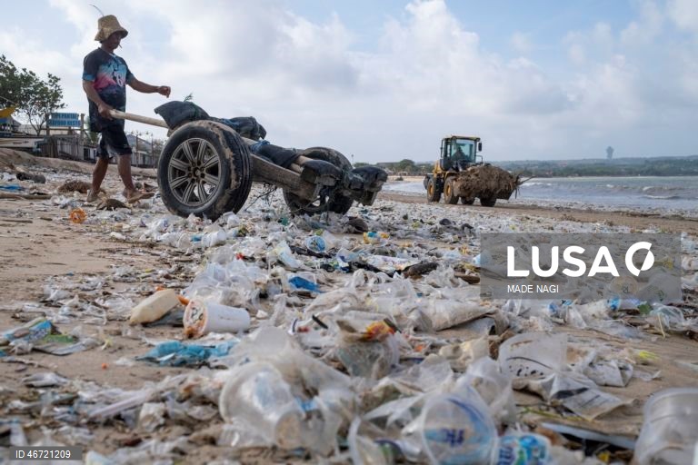 Indonésia: Acumulação de lixo na praia de Kedonganan no Bali