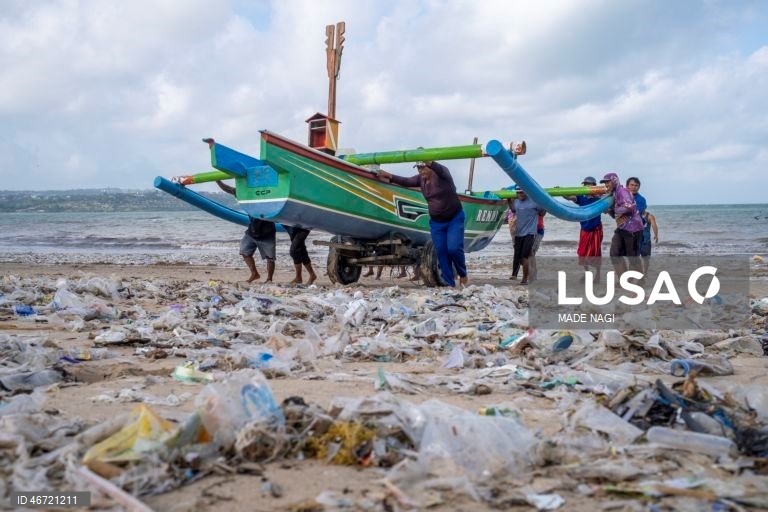 Indonésia: Acumulação de lixo na praia de Kedonganan no Bali