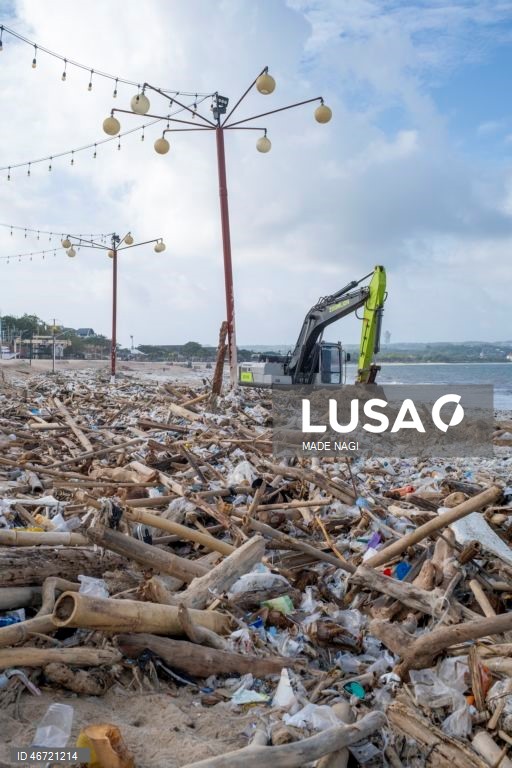 Indonésia: Acumulação de lixo na praia de Kedonganan no Bali
