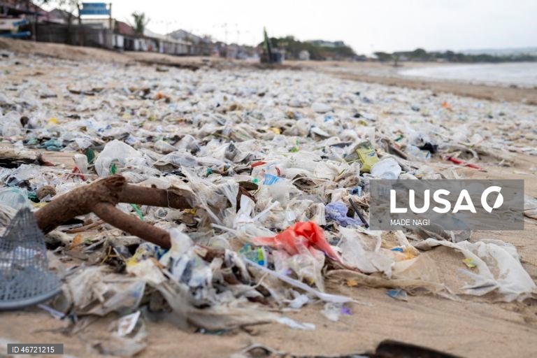Indonésia: Acumulação de lixo na praia de Kedonganan no Bali