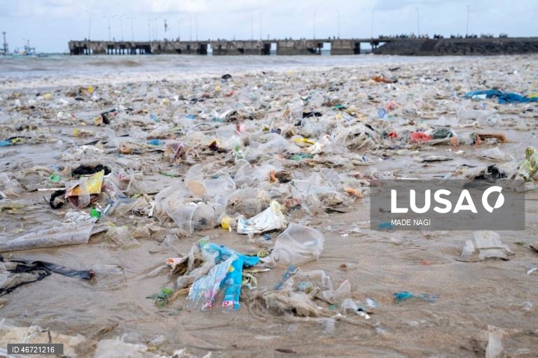 Indonésia: Acumulação de lixo na praia de Kedonganan no Bali