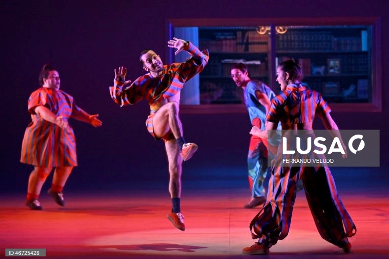 Ensaio de imprensa do espetáculo “Falsas Histórias Verdadeiras: Uma Pina Colagem “,  a primeira produção do novo diretor artístico, Victor Hugo Pontes, teatro Nacional São João, no Porto, 10 de março de 2026. A peça “Falsas Histórias Verdadeiras: Uma Pina Colagem“ é um espetáculo que remistura em cena a obra dramática e poética de Manuel António Pina (1943-2012), com composição musical de A Garota Não. FERNANDO VELUDO/LUSA